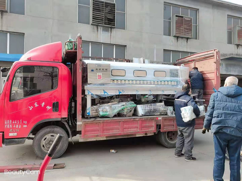 洗瓶灌裝封口機(jī)廠家發(fā)貨現(xiàn)場