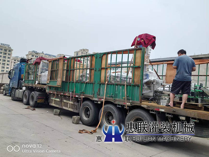 整套灌裝生產(chǎn)線洗瓶機(jī)發(fā)往貴州